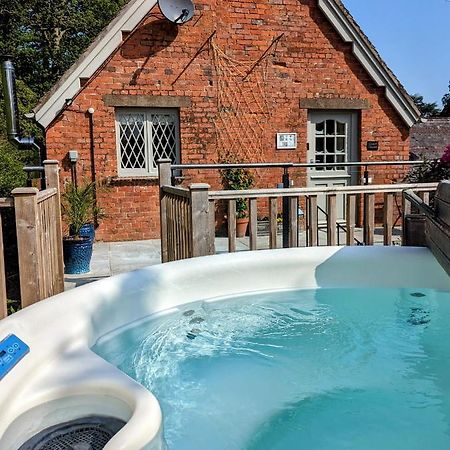 The Coach House Apartment At Cefn Tilla Court, อัสค์ ภายนอก รูปภาพ
