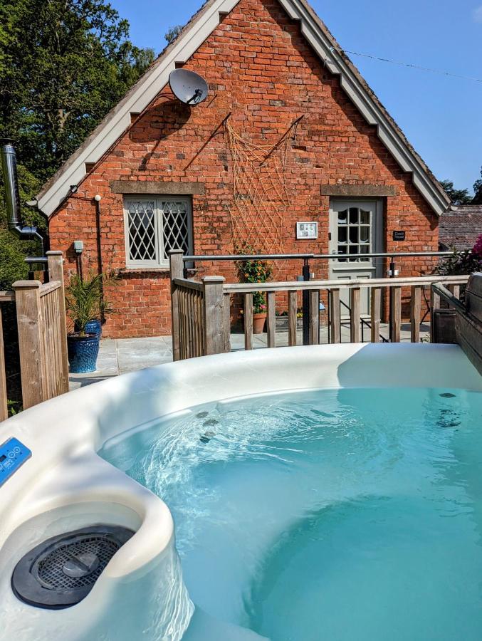 The Coach House Apartment At Cefn Tilla Court, อัสค์ ภายนอก รูปภาพ